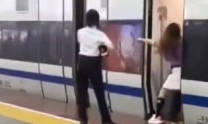 女子伸腿阻止高铁关门被行拘！网友质疑为何能得逞