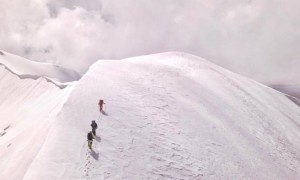 格尔木庆祝海西州70周年暨大学生玉珠峰登山培训启动